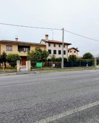 Casa bifamiliare con ampi spazi e giardino a du...