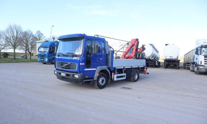 VOLVO VOLVO FL 180 CASSONE FISSO CON GRU POSTERI