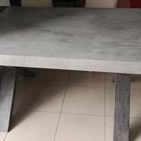 Tavolo colore cemento