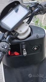 Scooter elettrico NIU GT bianco