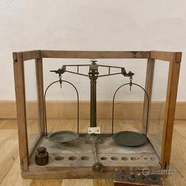 Bilancia antica a due bracci con pesetti d’epoca