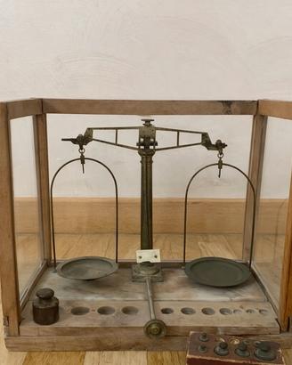 Bilancia antica a due bracci con pesetti d’epoca