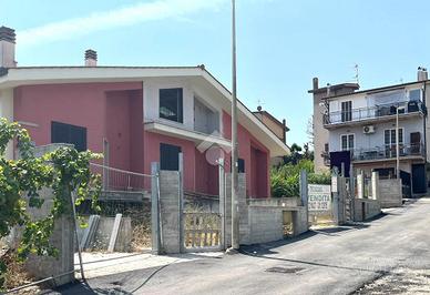 VILLA A SCHIERA D'ANGOLO A ROMA