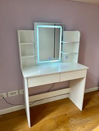 Toletta da trucco con specchio illuminato a LED
