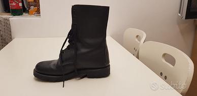 Anfibi in pelle neri