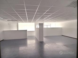 Ampio ufficio con parcheggio