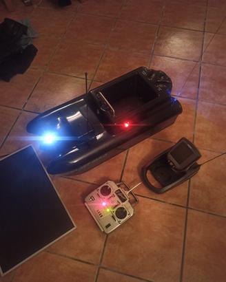 Barchino per pasturazione da pesca.