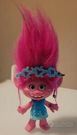 Poppy Trolls parla e canta.