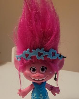 Poppy Trolls parla e canta.