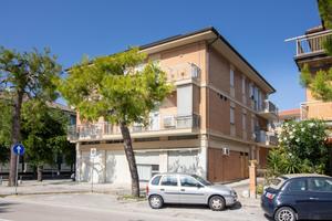 NEGOZIO A PORTO SAN GIORGIO