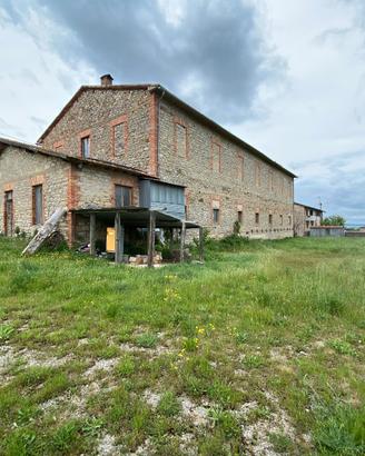 Casale con annessi, terreno e progetto ampliamento