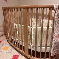 Lettino Stokke Sleepi con materasso e accessori