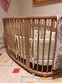 Lettino Stokke Sleepi con materasso e accessori