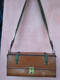 Particolare borsa a scatola in cuoio