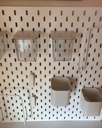 Pannello porta oggetti Ikea con accessori 