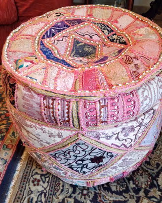 Puff per sedersi con ricami floreali