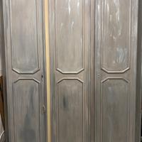 Armadio decapato grigio e argento