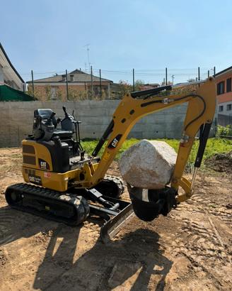 Noleggio a caldo mini escavatore con operatore
