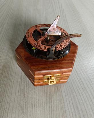 bussola meridiana e box in legno stile vintage