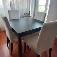 Tavolo color wengè con 4 sedie rivestimento panna