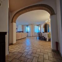 Immobile di ampia metratura con giardino