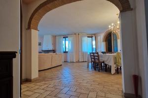 Immobile di ampia metratura con giardino