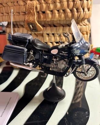 modellino Moto Guzzi v7 carabinieri