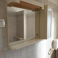 Set di mobili da bagno con specchio