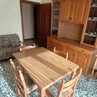 Soggiorno completo, credenza, tavolo, divano