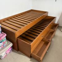 Letto con secondo letto e cassetti.