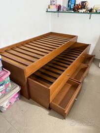 Letto con secondo letto e cassetti.