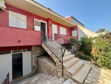 Ampia villa con comodi spazi esterni