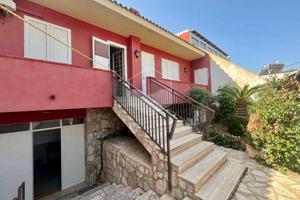 Ampia villa con comodi spazi esterni
