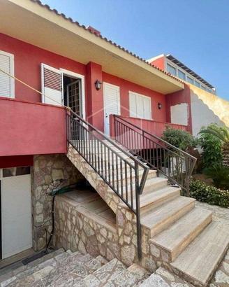Ampia villa con comodi spazi esterni
