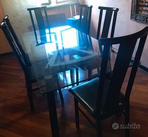 Tavolo in cristallo e sedie