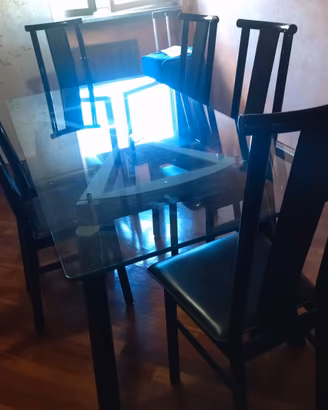 Tavolo in cristallo e sedie