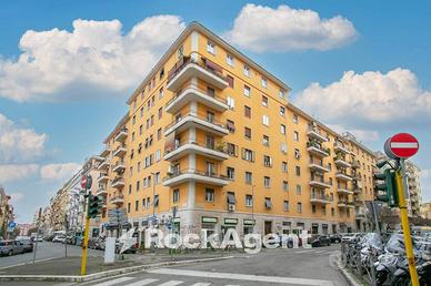 LOCALE COMMERCIALE A REDDITO - DUE AMPIE VETRINE