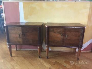 Set di due comodini di antiquariato