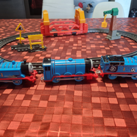 Pista trenino thomas e 3 trenini elettrici