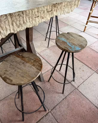sgabelli in legno duro vintage