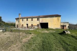 ESTE: abitazione con giardino + terreno agricolo