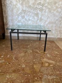 Tavolino in ferro con copertura in vetro