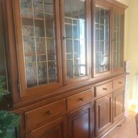 Cristalleria color noce con 8 ante e 4 cassetti in