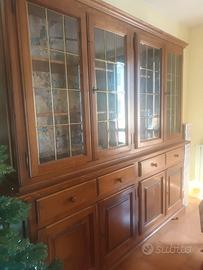 Cristalleria color noce con 8 ante e 4 cassetti in