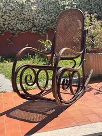 Dondolo tipo Thonet