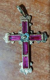 Croce in oro e rubini