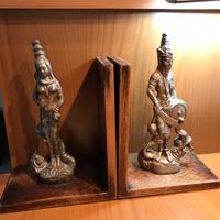 Reggi libri con statue antiche