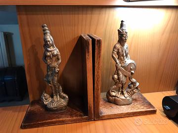 Reggilibri  con statue antiche