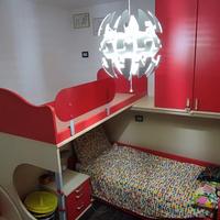 Camera da letto con armadi e letto rialzato