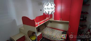 Camera da letto con armadi e letto rialzato